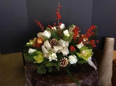 christmas centerpiece, holiday flowers, Christmas table arrangement, Christmas flowers