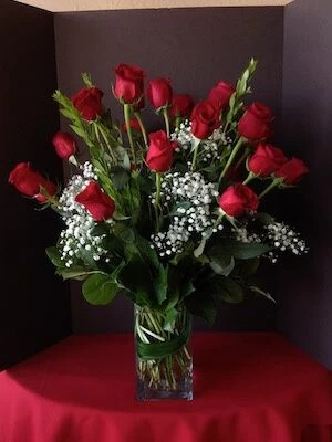 2 dozen red roses in a square vase 