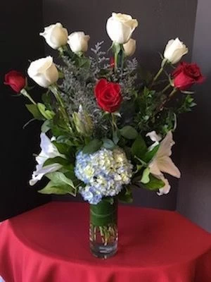 Romantic Flowers with Roses, Hydrangea and Lilies